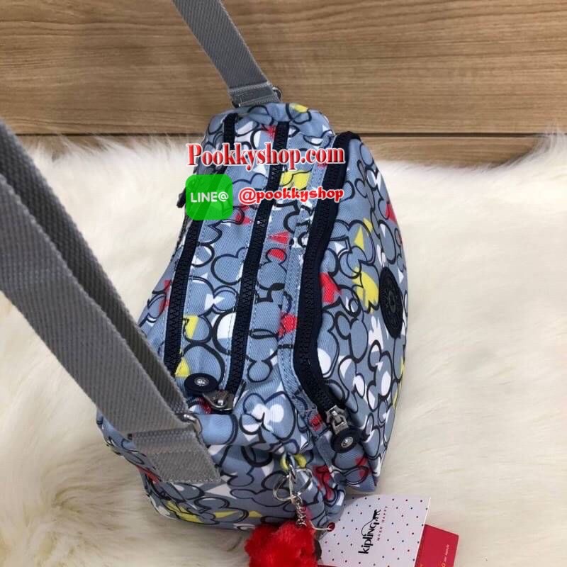 Kipling Disney's Mickey Mouse กระเป๋าสะพายทรงสวย รุ่นยอดนิยมเลยค่ะ สายสะพายปรับระดับสั้น-ยาว เป็นกระเป๋าสะพายเฉียงลำตัวได้ค่ะ ช่องซิปเยอะค่ะ ใส่ของได้เป็นสัดส่วน จุสัมภาระได้ดีเลยค่ะ ทรงสวย สะพายน่ารักมาก ห้ามพลาดเลยค่ารุ่นนี้