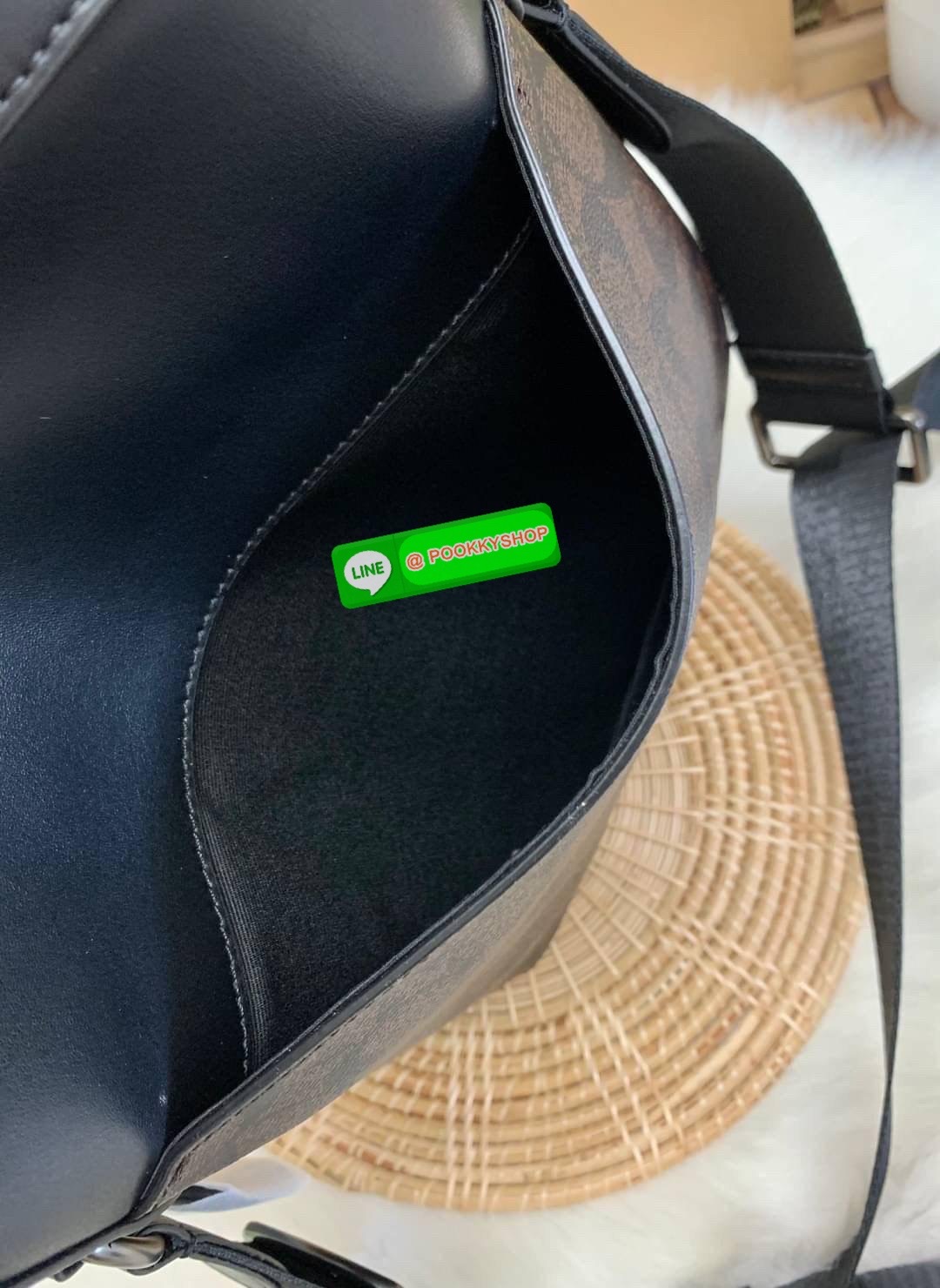 COACH Houston Flight Bag In Signature ((73336)) พร้อมส่งอีกครั้งค่ะ รุ่นที่คุณผู้ชายต้องมีติดตัว! กระเป๋าสะพายครอสบอดี้ร์ หนังแท้ หนังนิ่มดีค่ะ ด้านหน้าเป็นช่องซิปยาวให้หนึ่งช่อง เปิดปิดกระเป๋าแบบซิปภายในโล่ ใส่ของได้เยอะพอประมานเลยนะคะ พร้อมช่องแยกย่อย ใ