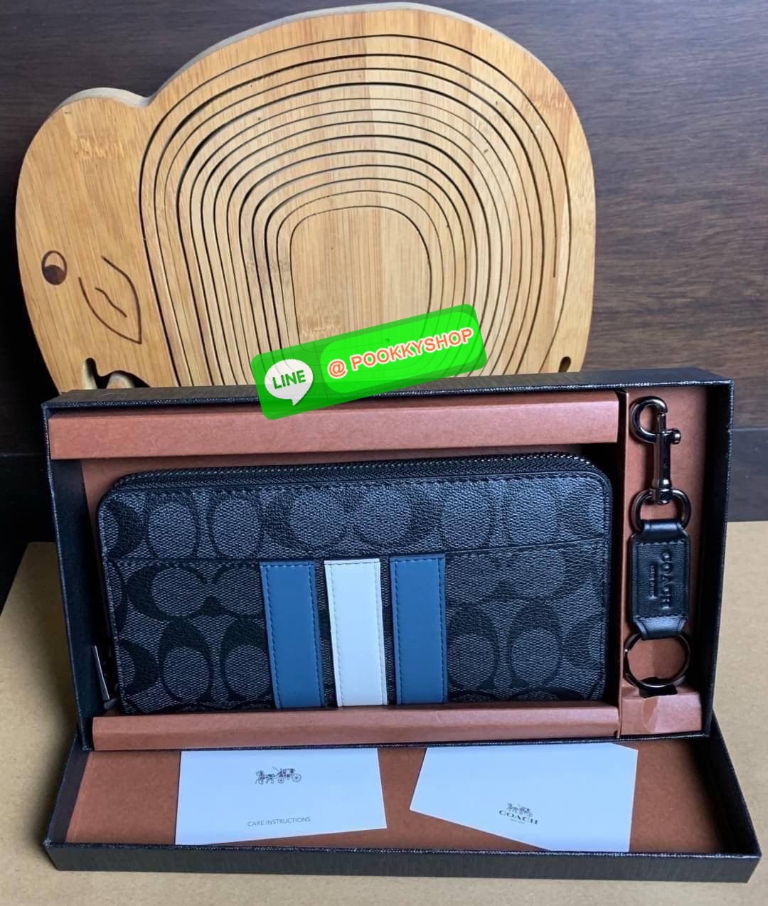 COACH ACCORDION ZIP WALLET IN SIGNATURE CANVAS กระเป๋าสตางค์ใบยาว ซิปรอบ ใช้งานง่าย ด้วยฟังค์ชั้น ด้านใน ใส่บัตรได้จุใจ มีช่องซิปใส่เหรียญตรงกลาง โดนใจหลายๆคนไปเรียบร้อยและคลาสสิค เรียบหรูดูแพงตลอดกาล ยกให้รุ่นนี้เลย