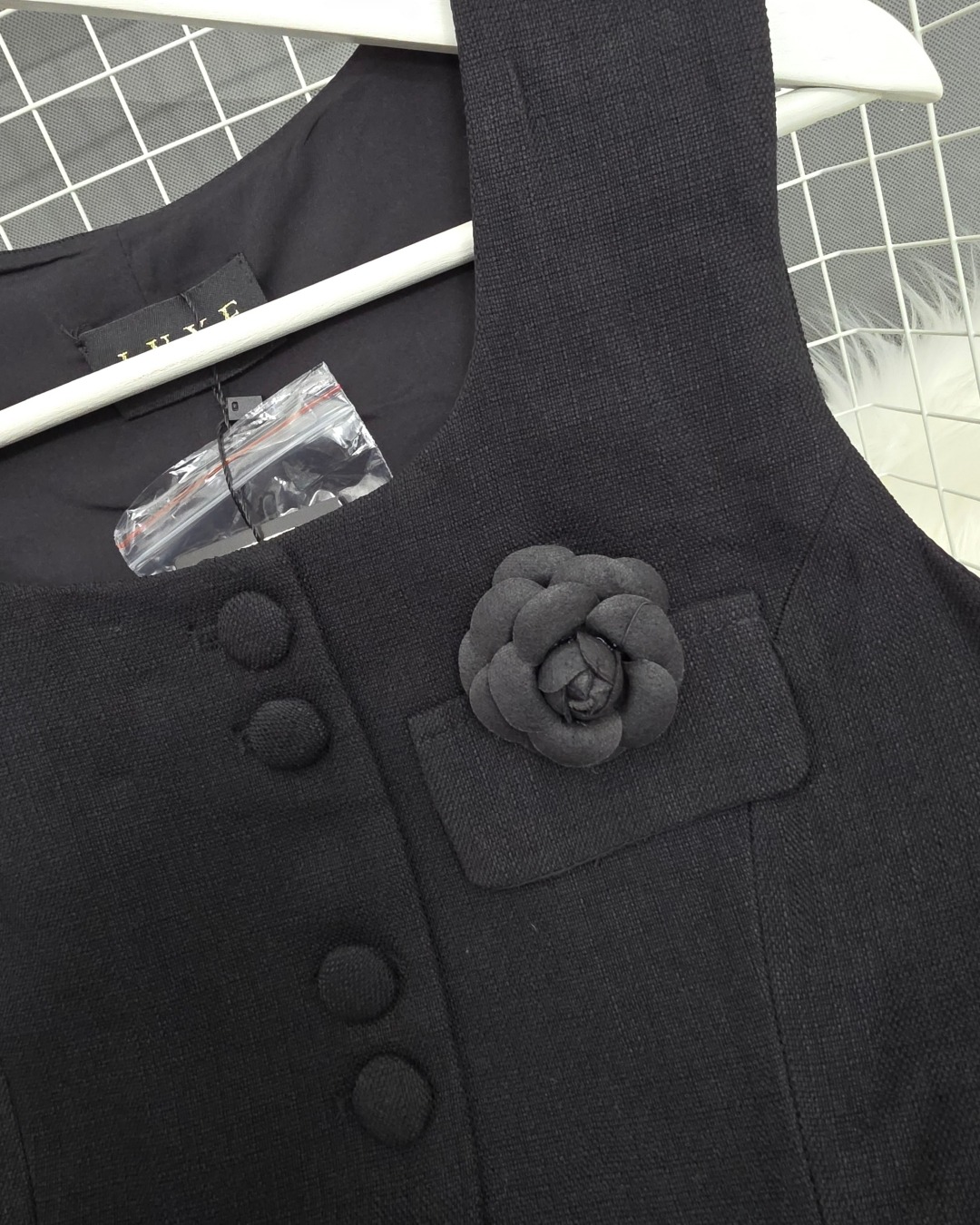 เสื้อแฟชั่น เสื้อกั๊กแขนกุด ติดกระดุมผ่าหน้า แต่งกระเป๋าและเข็มกลัดดอกไม้