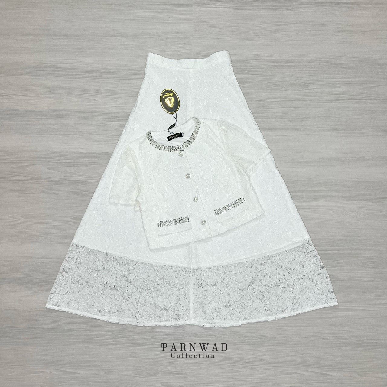 ชุดเซทแฟชั่น Set เสื้อลูกไม้เนื้อนิ่มกระดุมหน้าแต่งเลื่อมสีเงินที่คอและกระเป๋า มาพร้อมกับกระโปรงลูกไม้เอวสูง