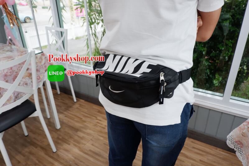 Brand : Nike กระเป๋าคาดเอว สะพายข้างใบใหญ่ เก็บของได้เยอะ ภายนอกมี2 ซิป ภายใน มีซิปเล็กไว้เก็บของ สายสะพายปรับได้ ใส่ได้ทั้งผู้หญิง และ ผู้ชาย