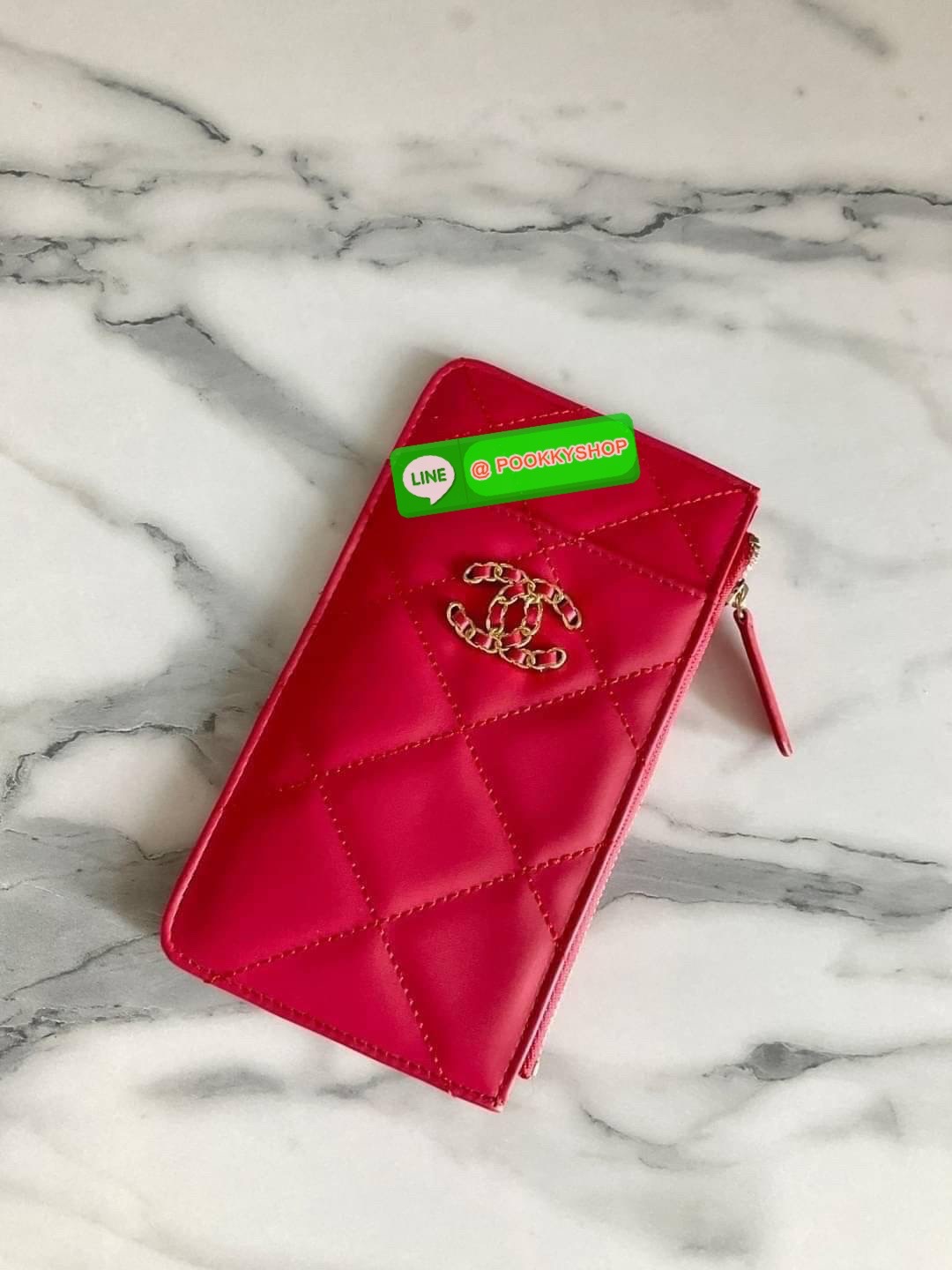 พร้อมส่งแล้วค่ะ ❤️🤍 พร้อมส่งที่ไทยค่าา กระเป๋าสตางค์รับทรัพย์ แนะนำรุ่นนี้เลยคะ งานกิ้ฟ กระเป๋าสตางค์ทรงสวย สะดุดตา หนังสัมผัสลายด้าน จากแบรนด์ CHANEL ด้านหน้ามีโลโก้แบรนด์ CC สีทองหรู มีช่องซิปยาว ใส่ธนบัตร ด้านหน้าใส่มือถือขนาดเท่า NOTE10