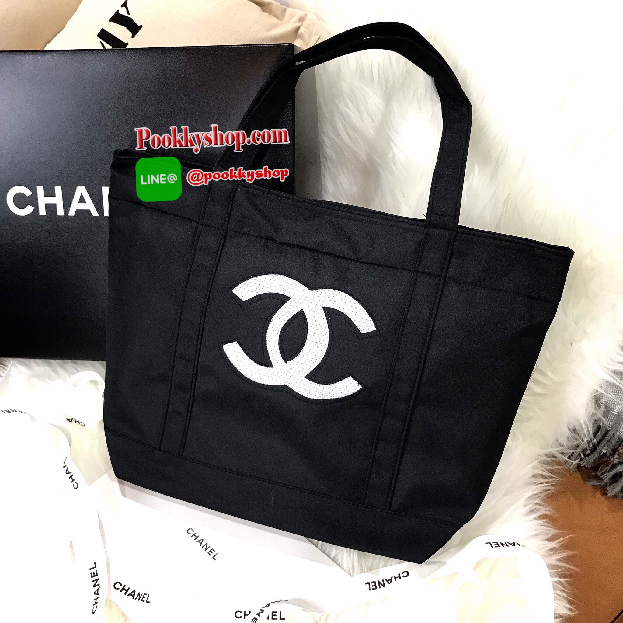 Must Have! Chanel Beaute Black Sequin Shopping Bag กระเป๋าสะพาย ShoppingBag พรีเมี่ยมกิ้ฟ Limited Edition ของแท้นำเข้าจากเคาน์เตอร์ Chanel Beaute ใบใหญ่ประดับคริสตัลสีดำโลโก้ CC สุดคลาสสิค ซับใน Polyester 100% เปิดปิดด้วยกระดุมแม่เหล็ก น้ำหนักเบา จุสุดๆ ใ