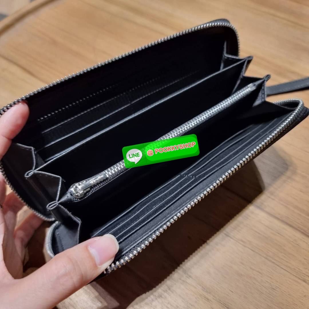 COACH C4596 COACH x PEANUT ACCORDION ZIP WALLET IN SIGNATURE CANVAS WITH SNOOPY PRINT คอลเลคชั่นใหม่ล่าสุด 2IN1 ไปอีก กระเป๋าสตางค์กึ่งคล้องมือ ลายสนูปพี น่ารักน่าใช้ สีคลาสสิค ใช้ได้ตลอดกาลไม่มีตกเทรนด์ วัสดุหนังแคนวาสเคลือบลาย มาพร้อมสายคล้องมือ ถอดออกไ