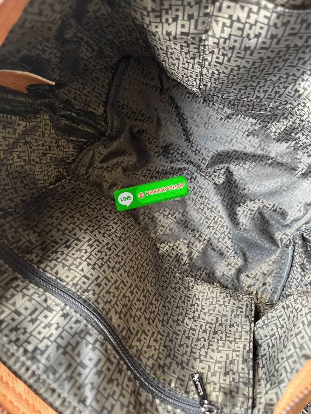 Longchamp LE PLIAGE CUIR TOP HANDLE BAG S เรียกว่าเป็นกระเป๋าอีกหนึ่งรุ่นที่ไม่ว่ายังไงก็ฮอตฮิตและติดเทรนด์ตลอดไม่เคยเปลี่ยนกับ ทรง Le Pliage Cuir หนึ่งในตระกูลกระเป๋าสุดไอคอนิกจากแบรนด์ เมื่อรุ่น Le Pliage Cuir ในรูปแบบของหนังแกะ Metis ได้ถือกำเนิดขึ้นใน