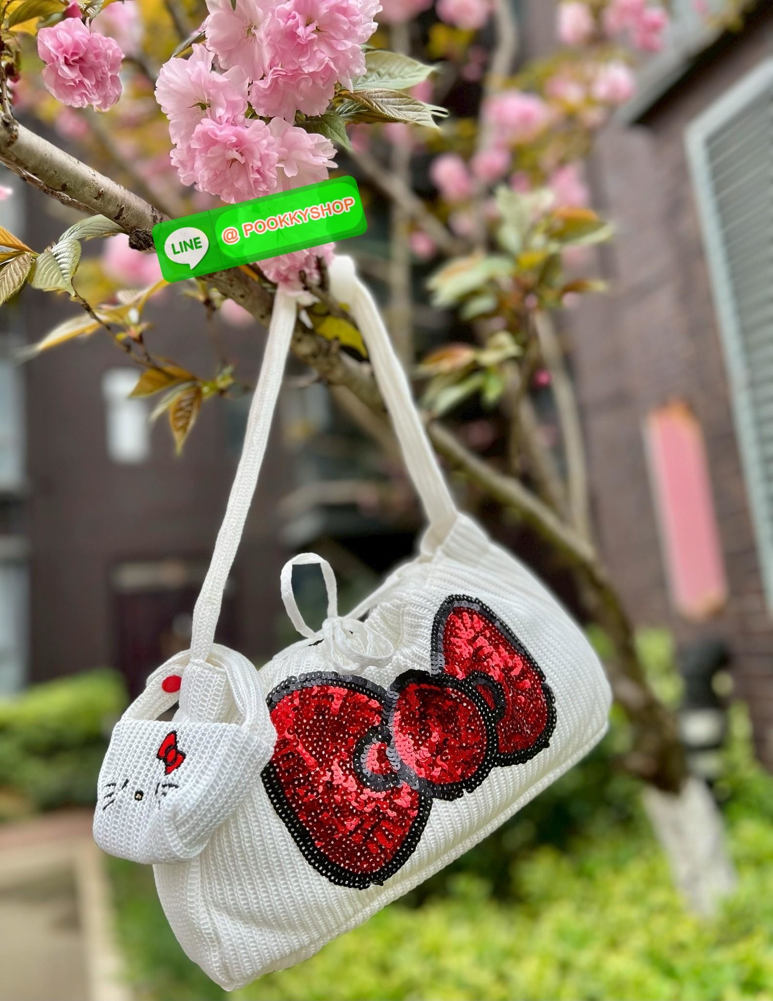 **สินค้าเข้าใหม่** New New New LIMITED EDITION GENTLEWOMAN X HELLO KITTY KNIT BAG มาพร้อมกระเป๋าใบลูกถักKitty ห้อยน่ารักๆด้วยหนึ่งใบ 🔖สินค้าพร้อมส่ง! น้องน่ารักไม่ไหวสำหรับรุ่นนี้ วัสดุผ้าKnitทั้งใบ สวยงามมากๆ ด้านหน้าเป็นกริตเตอร์สีแดงสวยโดดเด่นเ