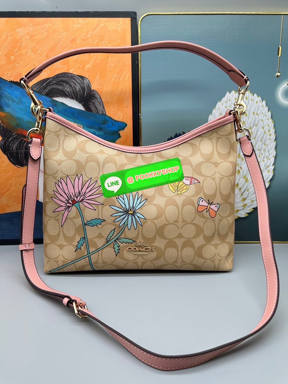 Coach Laurel Shoulder Bag รุ่น CU898✨ กระเป๋าดีไซน์หวานที่ผสานความหรูหราและความทันสมัยอย่างลงตัว เหมาะสำหรับทุกโอกาส ไม่ว่าจะเป็นการทำงานหรือการเดินทาง เพิ่มเสน่ห์ให้กับลุคของคุณด้วยกระเป๋าใบนี้