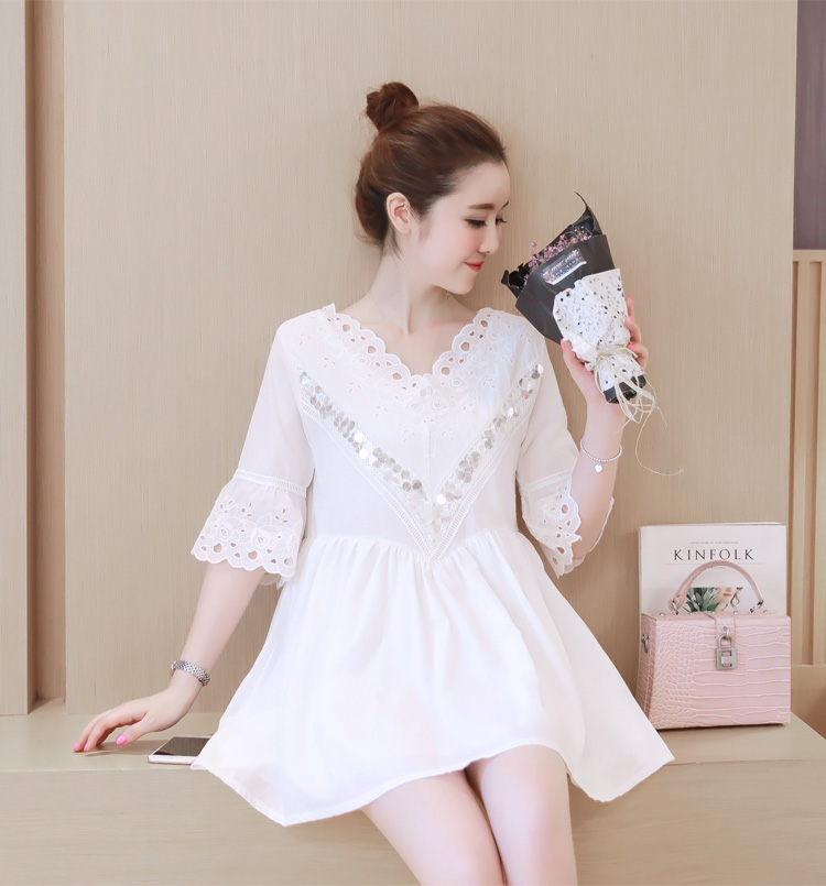 เสื้อแฟชั่น/มินิเดรส ผ้าฝ้าย ตัดต่อลูกไม้ฉลุ แต่งหน้าอกเลือ่มกลมใหญ่ แขนกระดิ่ง สีขาว