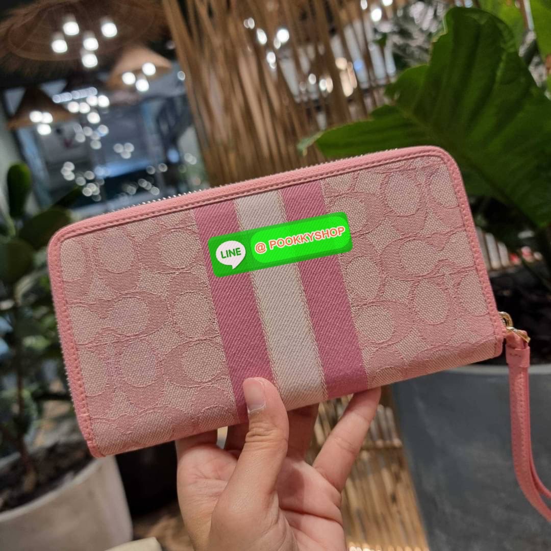 COACH C9073 DEMPSEY LARGE PHONE WALLET IN SIGNATURE JACQUARD WITH STRIPE AND COACH PATCH พร้อมเสิร์ฟความเลิศหรู กับคอลใหม่ล่าสุด กระเป๋าสตางค์ใบยาวกึ่งคล้องมือ สีสุดละมุน ถือใช้คือขับผิวสุด!! วัสดุผ้า jacquard สลับหนัง pepble มาพร้อมสายคล้องมือในตัว กันหล