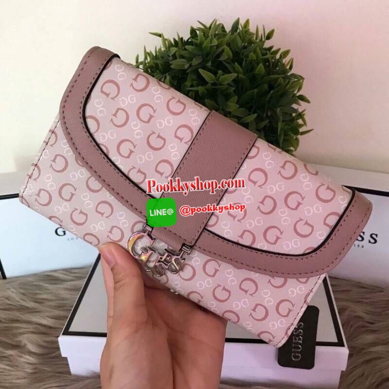 Guess leather wallet กระเป๋าสตางค์ใบกลาง ด้านหน้าแต่งโลโก้แบรนด์โลหะสวยหรูลายซิกเนเจอร์ของแบรนด์ ภายในมีช่องใส่ธนบัตร บัตรต่างๆ ช่องใส่รูป มีช่องยาว 3 ช่อง ใส่ธนบัตร ด้านหลังมีช่องซิปใส่เหรียญ ปิดเปิดใช้งานสะดวก ถือถนัดมือ ขนาดกำลังพอเหมาะ ดีไซร์หรูสวยงาม