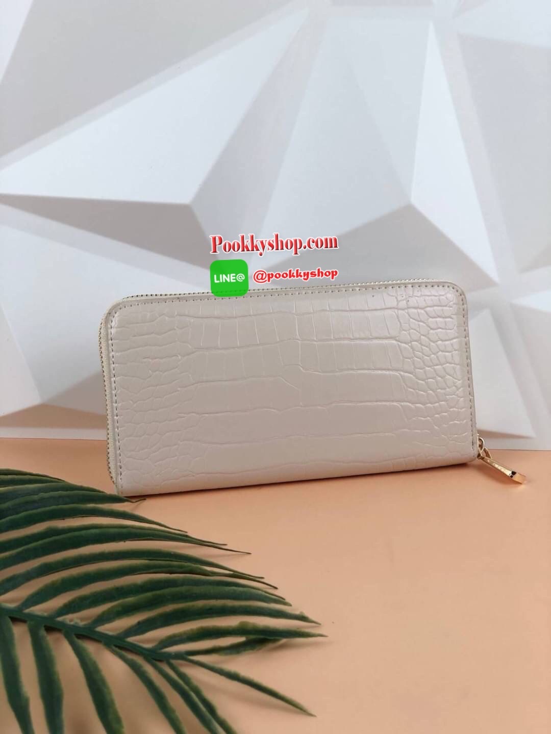 CHARLES & KEITH CROC-EFFECT MINI LONG WALLET กระเป๋าเงินใบยาวซิปรอบ ตัวหนังกระเป๋าพิมพ์ลายจรเข้ (croc) ด้านนหน้าปั๊มแบรนด์ เปิดปิดแบบซิปรอบ ก้านในจุบัตรได้ถึง 12 ใบ มีช่องซิปใส่เหรียญตรงกลาง จุบัตรจุแบงค์ สามารถใส่ iPhone plus ได้ค่า มีใบเดียวใช้ออกไปซื้อ