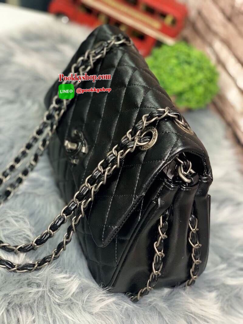 Chanel Quilted Chain Sling Bag วัสดุหนังแกะสังเคราะห์ขึ้นลายตารางหนังสวยอยู่ทรง ดีไซน์ไฮโซ เปิดปิดด้วยฝาปิดกระดุม ภายในมีโลโก้และช่องใส่ของ ใส่กระเป๋าสตางค์ใบยาว มือถือ ของจุกจิกได้เยอะ น้ำหนักเบา ด้านหลังมีช่องใส่ของ มาพร้อมสายโซ่ร้อยหนัง อะไหล่ดำคลาสสิค
