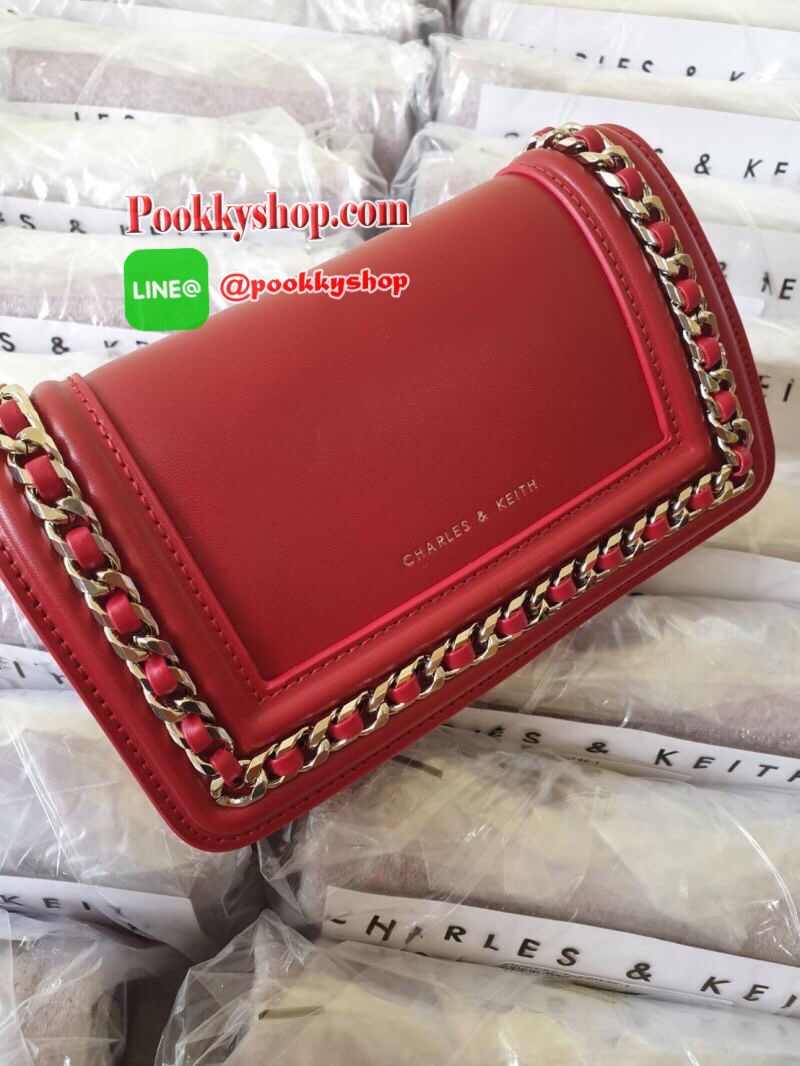 Charles&Keith Chain Rimmed Clutch กระเป๋าสะพายรุ่นใหม่!!ทรงcrossbodyหรือถอดสายถือเป็นทรงคลัชท์ได้ มีดีเทลโซ่ร้อยหนังรอบใบ เปิดปิดด้วยกระดุมแม่เหล็กใช้งานง่าย ภายในมีช่องซิป ช่องเสียบบัตรและช่องใหญ่ใส่ตระกูลพลัสได้ แยกเป็นสัดส่วน มาพร้อมสายสะพายแบบโซ่ต่อหน