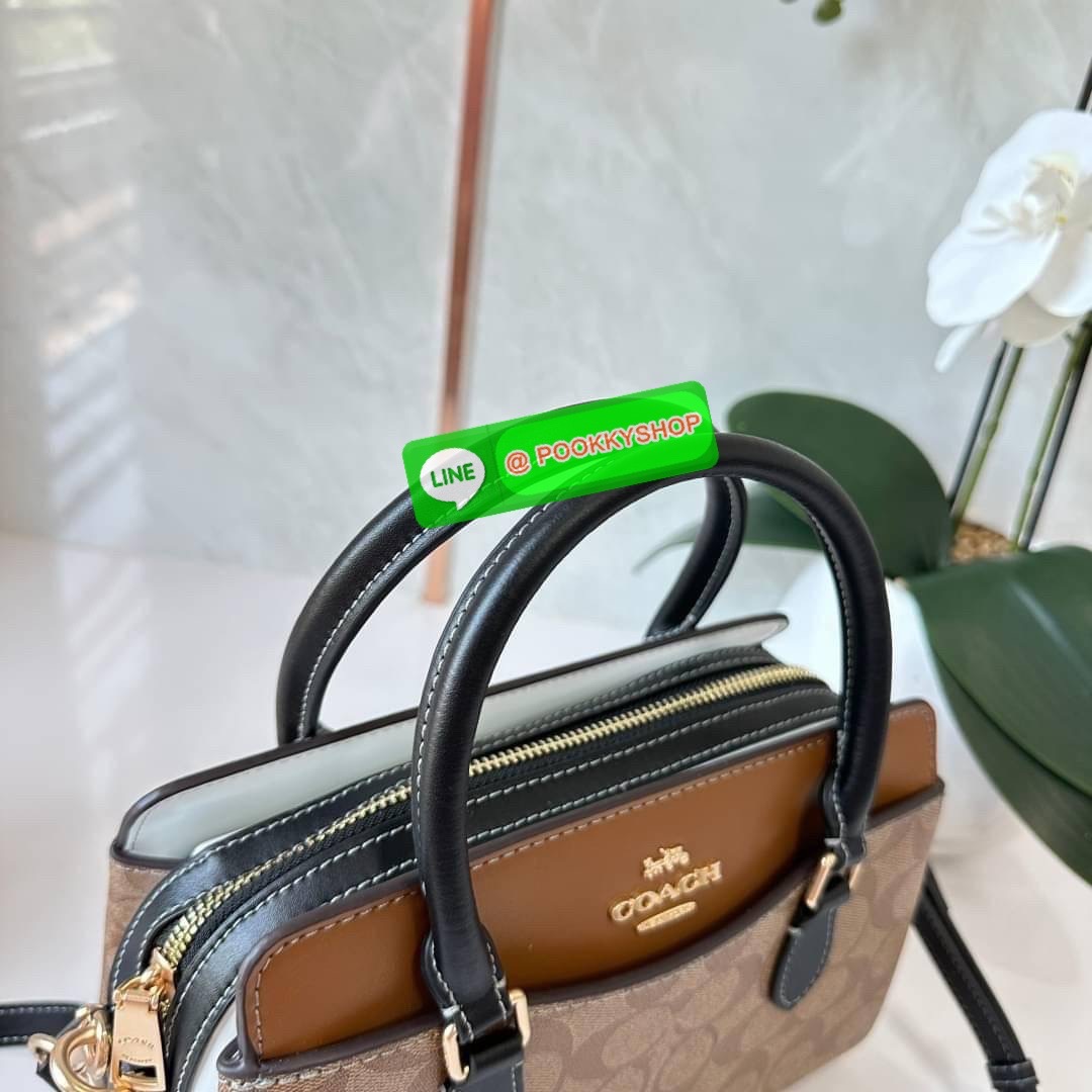 COACH MINI DARCIE CARRYALL IN BLOCKED SIGNATURE CANVAS (CH287) 👜คอลเลคชั่นใหม่สุดปัง ลุคคุณนายจะถือหรือสะพายข้างก็เริ่ดคะ รูปทรงถังไซส์เล็กวัสดุแคนวาสตัดหนังแท้ สายสะพายข้างถอดออกได้ มีหูหิ้วในตัว ภายในเป็นช่องโล่ง กว้างมีช่องแบ่งสัดส่วนใส่ของได้ค