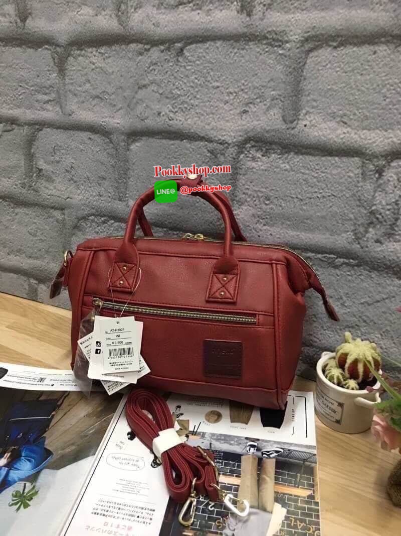 Anello polyester 2 way mini boston bag จากแบรนด์ดังในประเทศญี่ปุ่น กระเป๋าสไตล์คลาสสิค มีโครงปากกระเป๋ากว้างเป็นสัญลักษณ์ วัสดุหนังpu กันน้ำได้ ภายในมีช่องใหญ่และช่องเล็กด้านข้าง2ช่อง เปิดปิดด้วยซิปคู่ มีตัวล้อคที่หูจับ ด้านหน้ามีช่องซิปเล็กใช้งานได้จริง