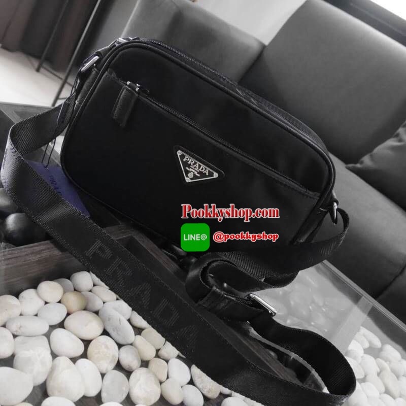 พร้อมส่ง กระเป๋าสะพายข้าง จากแบรนด์ Prada วัสดุทำจากผ้าNylon อย่างหน้า อยู่ทรงสวยเลยคะ ขนาดกะทัดรัด ใส่มือถือ กระเป๋าตังยาว ได้เหลือๆคะ ด้านหน้ามีช่องซิปแยกให้คะ ด้านในบุผ้าลายแบรนด์อย่างดี มีป้ายโลหะแบรนด์ พร้อมช่องใส่ของแยกอีกด้วยคะ อะไหล่เงินทั้งใบ รุ่