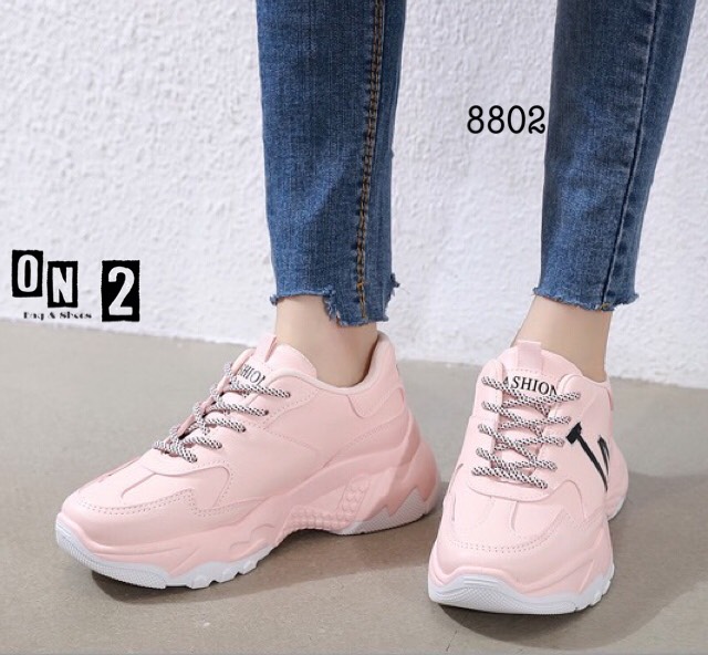 LA sneaker ผ้าใบหนังสไตล์แบรนด์ ทรงสวย คู่นี้ใช้วัสดุอย่างดีค่ะ ทรงสวยน่ารักมาก พร้อมส่ง 4 สี วันหยุดยาวนี้ มี รองเท้าใส่เที่ยวหรือยังค่ะ ถ้ายังแนะนำเลย ใส่เที่ยว ตวจ. หรือ ตปท.ก็สวยค่าาาา