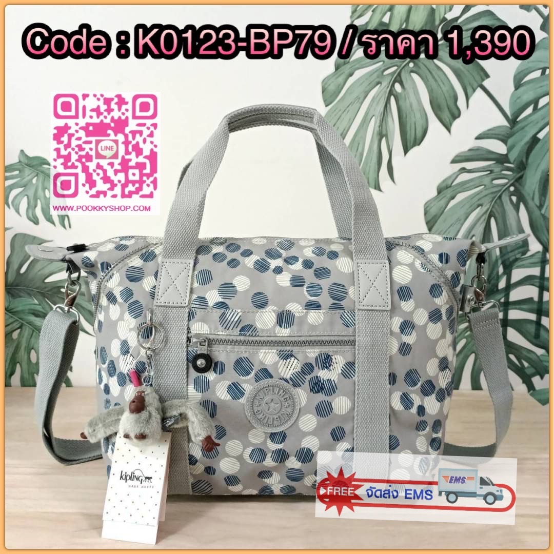 KIPLING Art Medium Tote Bag กระเป๋าเป้สะพายหลัง วัสดุด้านนอก Nylon +polyester กระเป๋ารุ่นฮิตตลอดกาล จาก kipling ลายใหม่ -ด้านหน้ามีช่องแยกใส่ของใช้เล็กๆน้อย 2 ช่อง -ช่องหลักโล่ง กว้าง จุของได้เยอะมาก พร้อมสายคล้องพวงกุญแจและช่องซิปแยกด้านข้างผนังกระเป๋า -