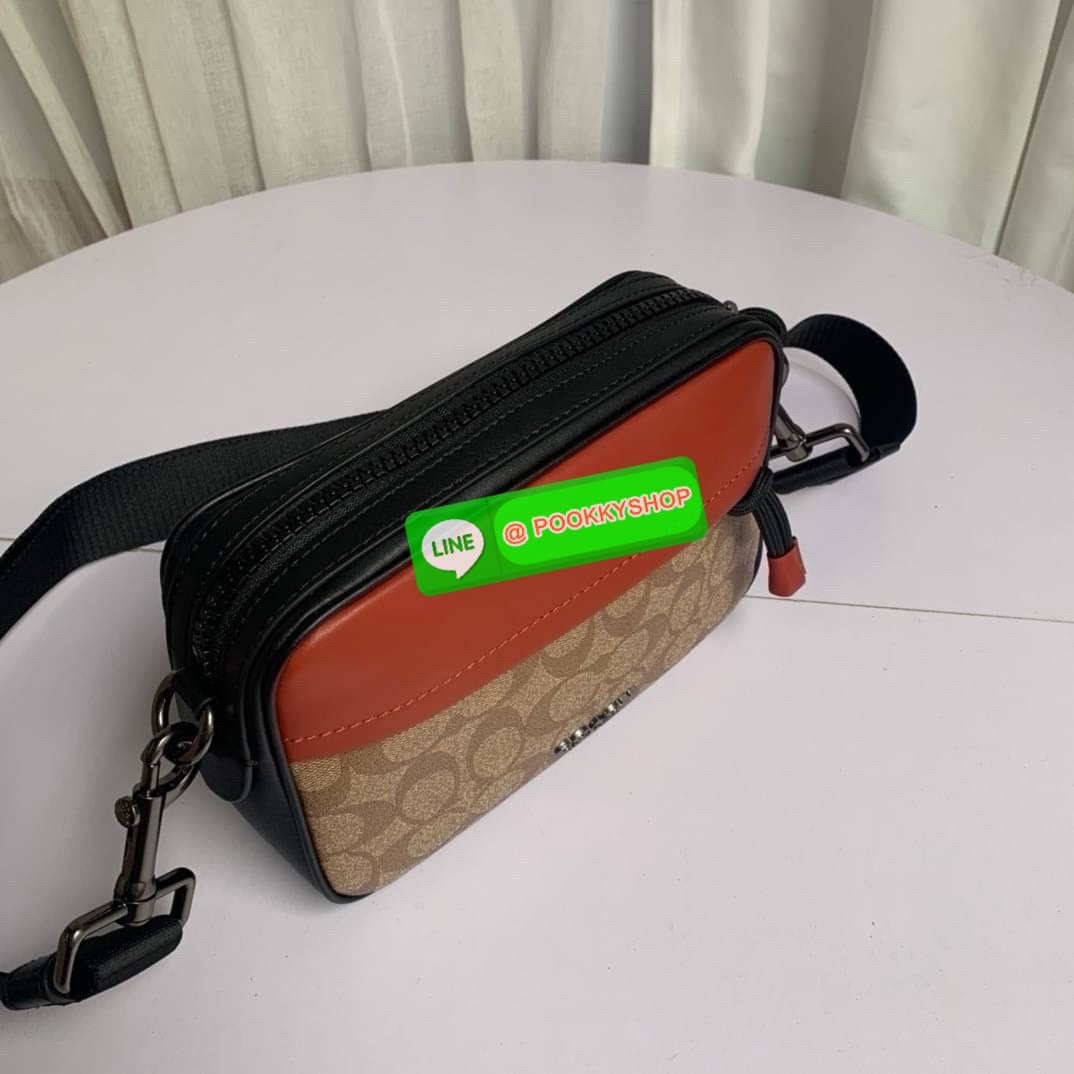 🎯COACH F91498 GRAHAM CROSSBODY IN SIGNATURE CANVAS ✨ Coach F91498 รุ่น Graham Crossbody กระเป๋าทรงเหลี่ยมขนาดกลาง แนวสปอร์ตหรู มีสายสะพายปรับระดับได้ เหมาะกับทุกลุค ไม่ว่าจะวันทำงาน หรือวันชิลล์ เรียบ เท่ ใช้ได้ทุกวันแบบมีดีไซน์