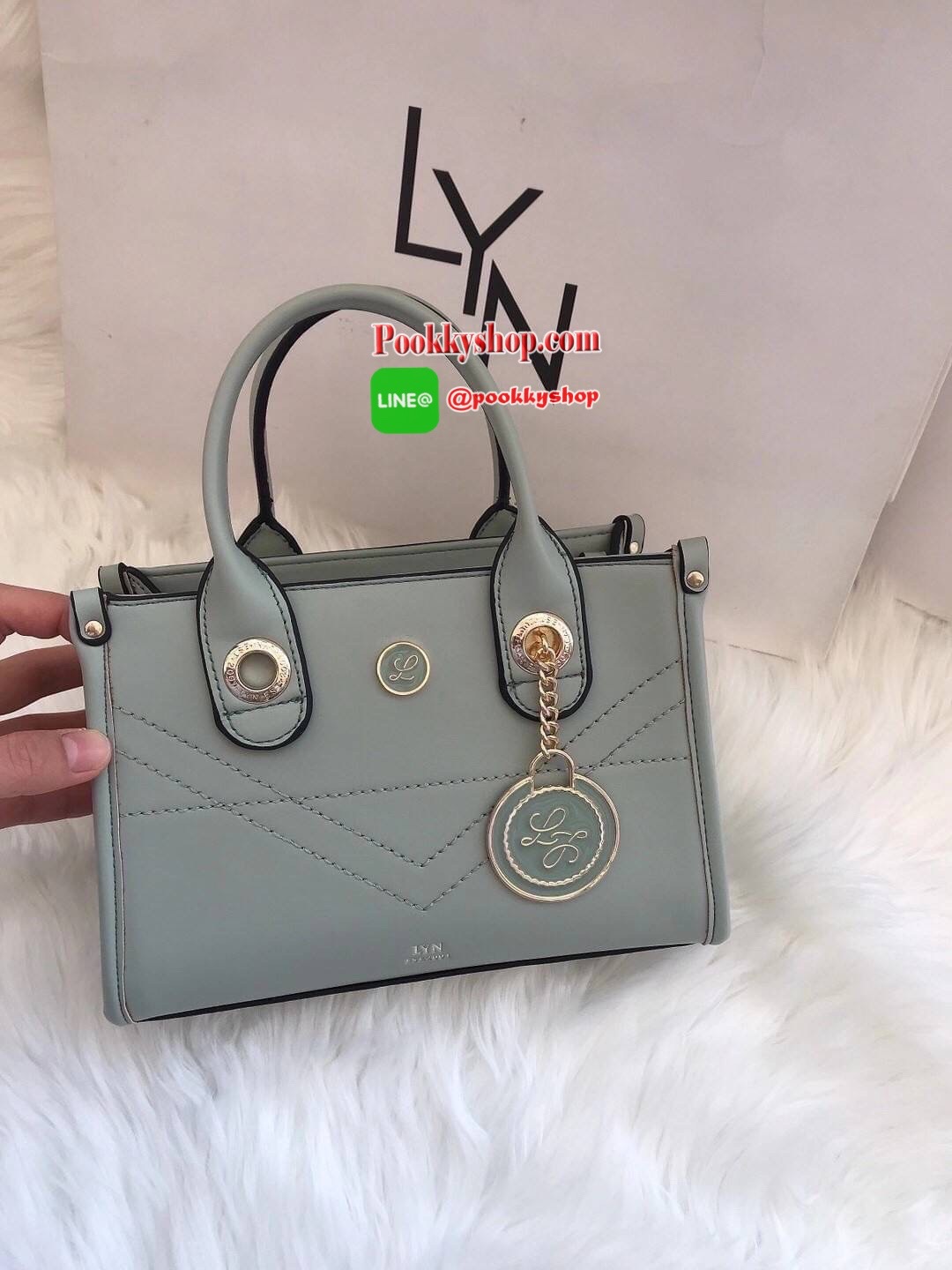 LYN PALAZZO M HANDBAGS กระเป๋าถือและสะพายข้าง เรียบหรู พร้อมสายยาวปรับได้ ใช้งานทุกโอกาส ด้านในใส่จุ