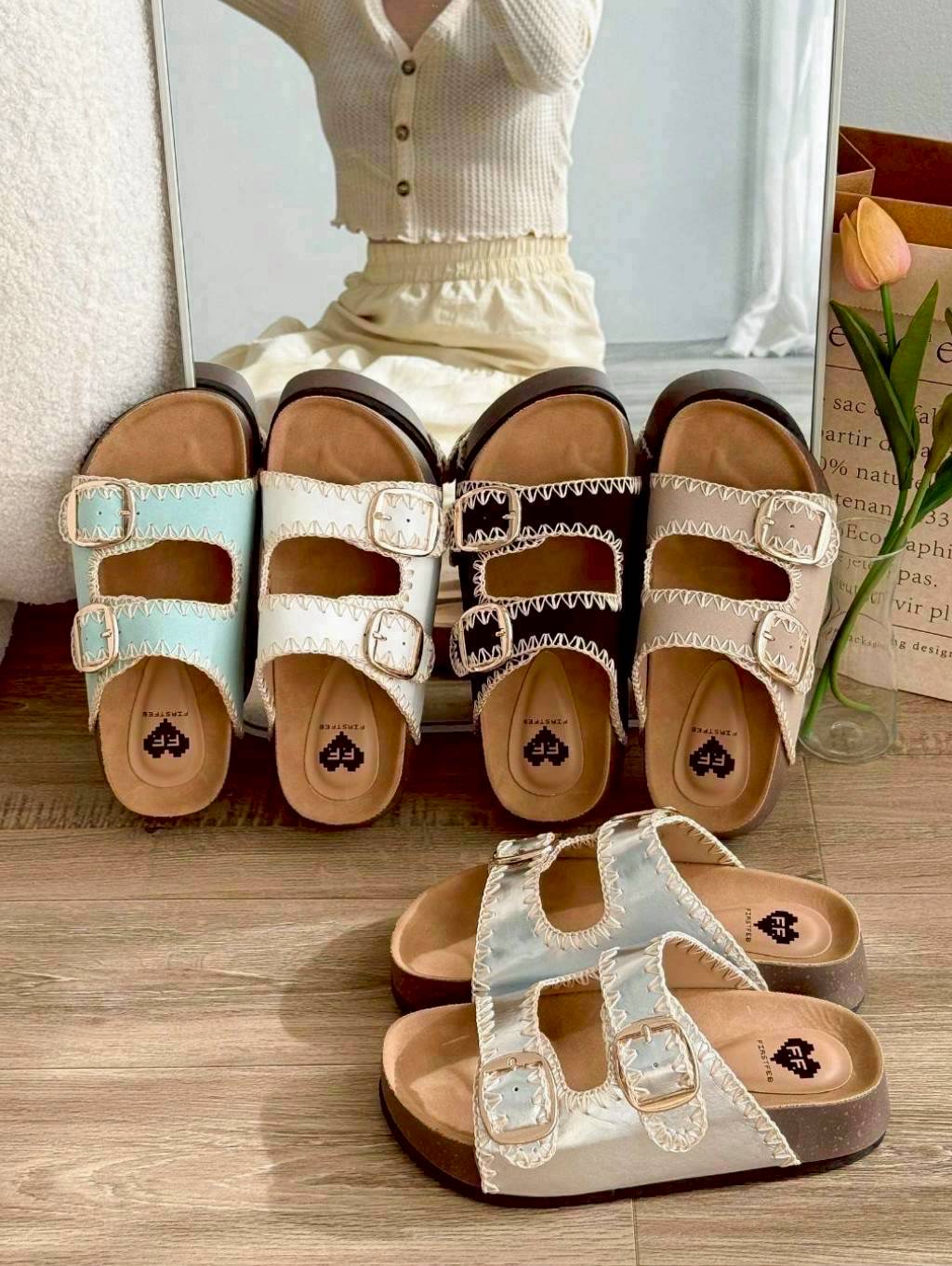 แบบมาใหม่ รองเท้าทรงไบเก้น ส้นหนา 1.5 นิ้ว เย็บตกแต่งลาย งานแฮนด์เมดช่างไทย พื้นเสริมฟองน้ำตรงส้นเท้า ใส่สบาย เข็มขัดปรับระดับเข้าออกได้ เป็นงานส้น PVC แต่งลายไม้ โดนน้ำได้ ไม่เหม็นอับ น้ำหนักเบา