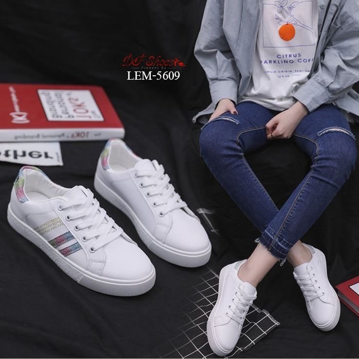 สินค้าพร้อมส่ง รองเท้าผ้าใบนำเข้า วัสดุผ้าหนัง PU ดีไซน์ด้านข้างตาดแถบเส้นกริตเตอร์ เล่นแสงเล็กน้อย แมทง่ายกับทุกชุดค่ะ