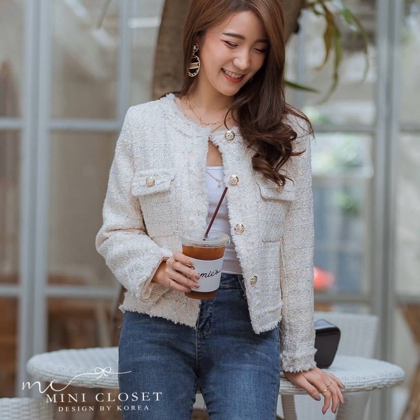 ดูดี สไตล์เกาหลีสุด ห้ามพลาดเลยนะคะ น่ารักมาก สตรีทได้ คุณนายด้วย เสื้อคลุมผ้าทวีตผ้าดีงานตัดเย็บเริ่ด ดีไซน์กระเป๋าซ้ายขวา ซับในทั้งตัว กระดุมทอง #ต้องมีค่ะ