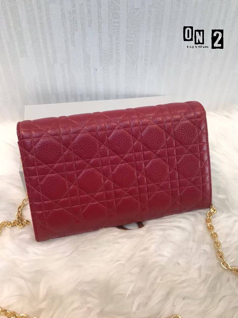 Dior clutch with Crossbody Bag Size 8 inch 🔺หนังวัว(leather) 🔺ด้านในมีช่องใส่นามบัตร ใช้เป็นกระเป๋าสตางค์ได้เลยค่ะ 🔺มีสายยาวโซ่ 1 เส้น (Have 1 chain)