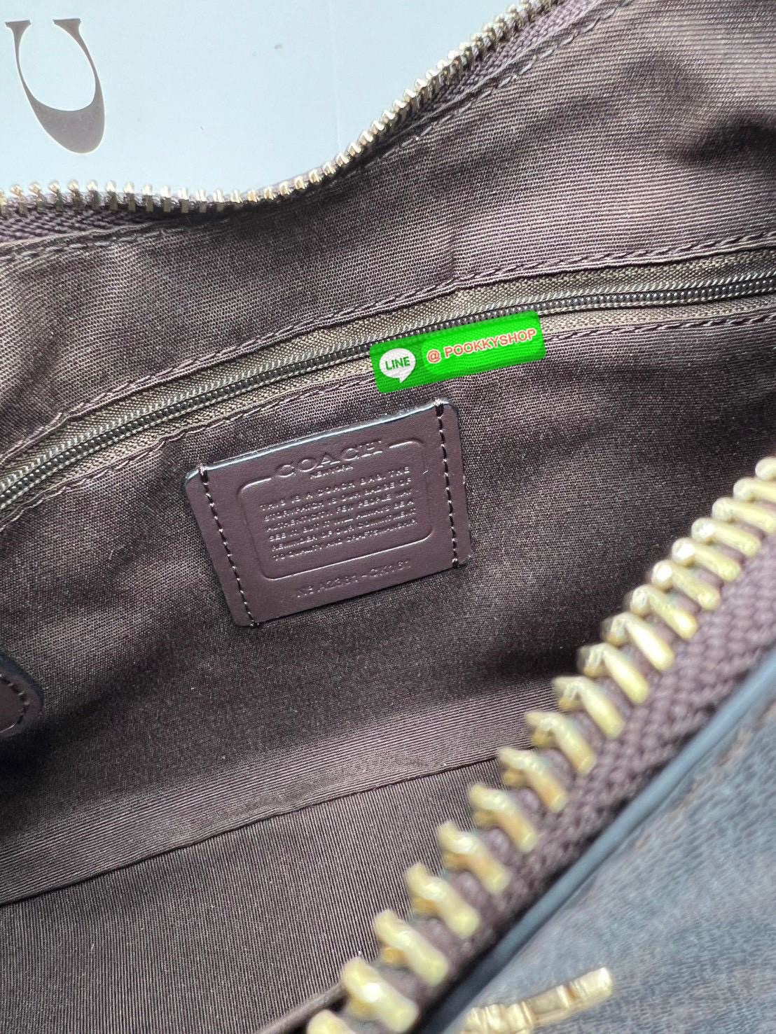 Coach Teri Hobo In Signature Canvas กระเป๋าคล้องไหล่และสะพายข้าง วัสดุแคนวาส+หนังแท้ เปิด-ปิดกระเป๋าแบบซิป ภายในโล่ง มีช่องซิป1ช่อง ช่องใส่ของจุกจิกอีก1ช่อง ด้านหลังมีช่องซิป1ช่อง มีสาย2เส้น สำหรับคล้องไหล่และสะพายข้าง