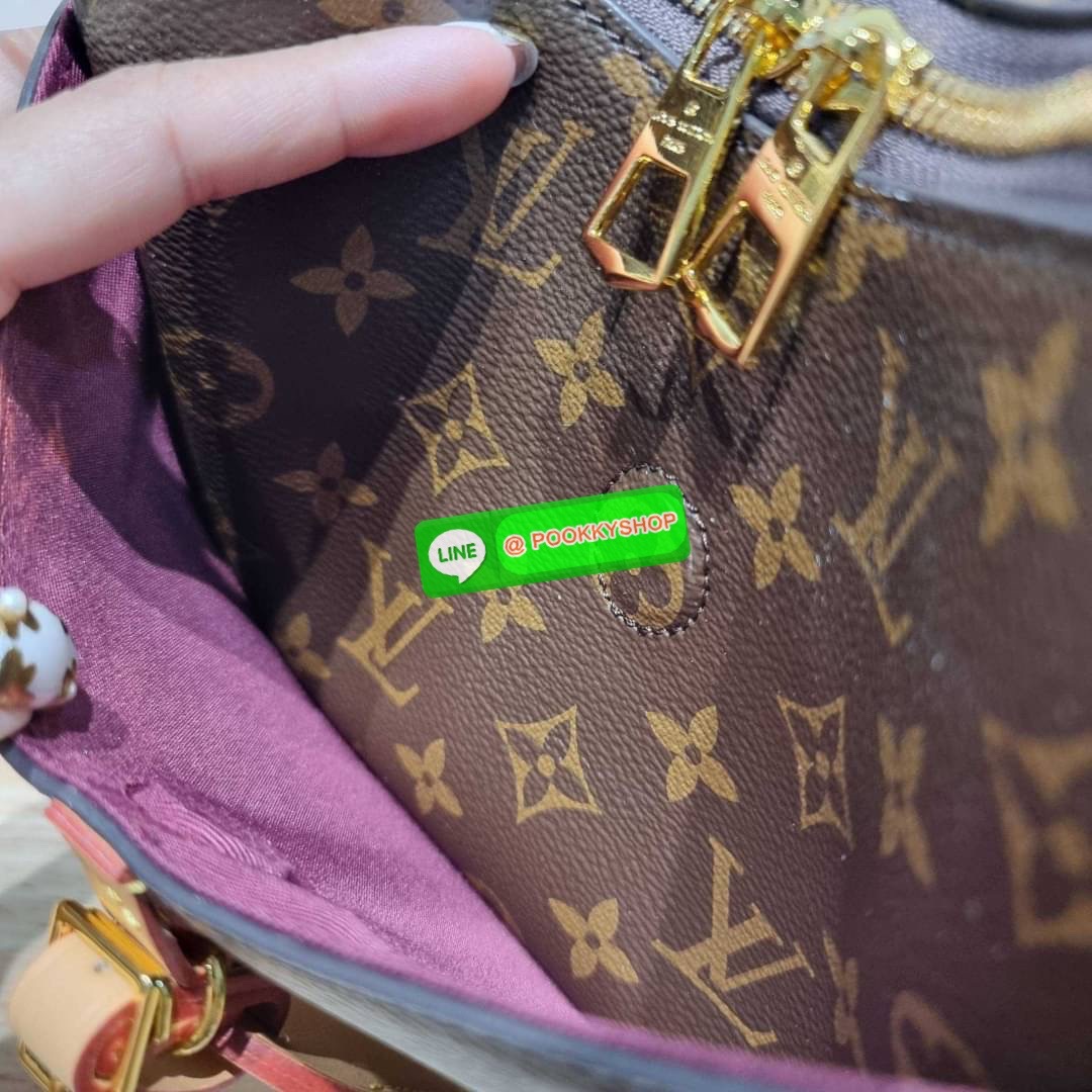 🔆 Model LV odeon bag 🔆 Details ฮอตที่สุด กับกระเป๋าสะพายดีไซน์คลาสสิค ขนาดกำลังดี ทำให้ใช้งานได้สะดวก ปากกระเป๋ามีซิปเปิดปิด ด้านหน้ามีช่องใส่ของได้ ภายในโล่งกว้าง ใส่ได้ทั้งกระเป๋าสตางค์ใบยาว มือถือ ของจำเป็นต่างๆ มาพร้อมสายสะพาย ปรับได้ต