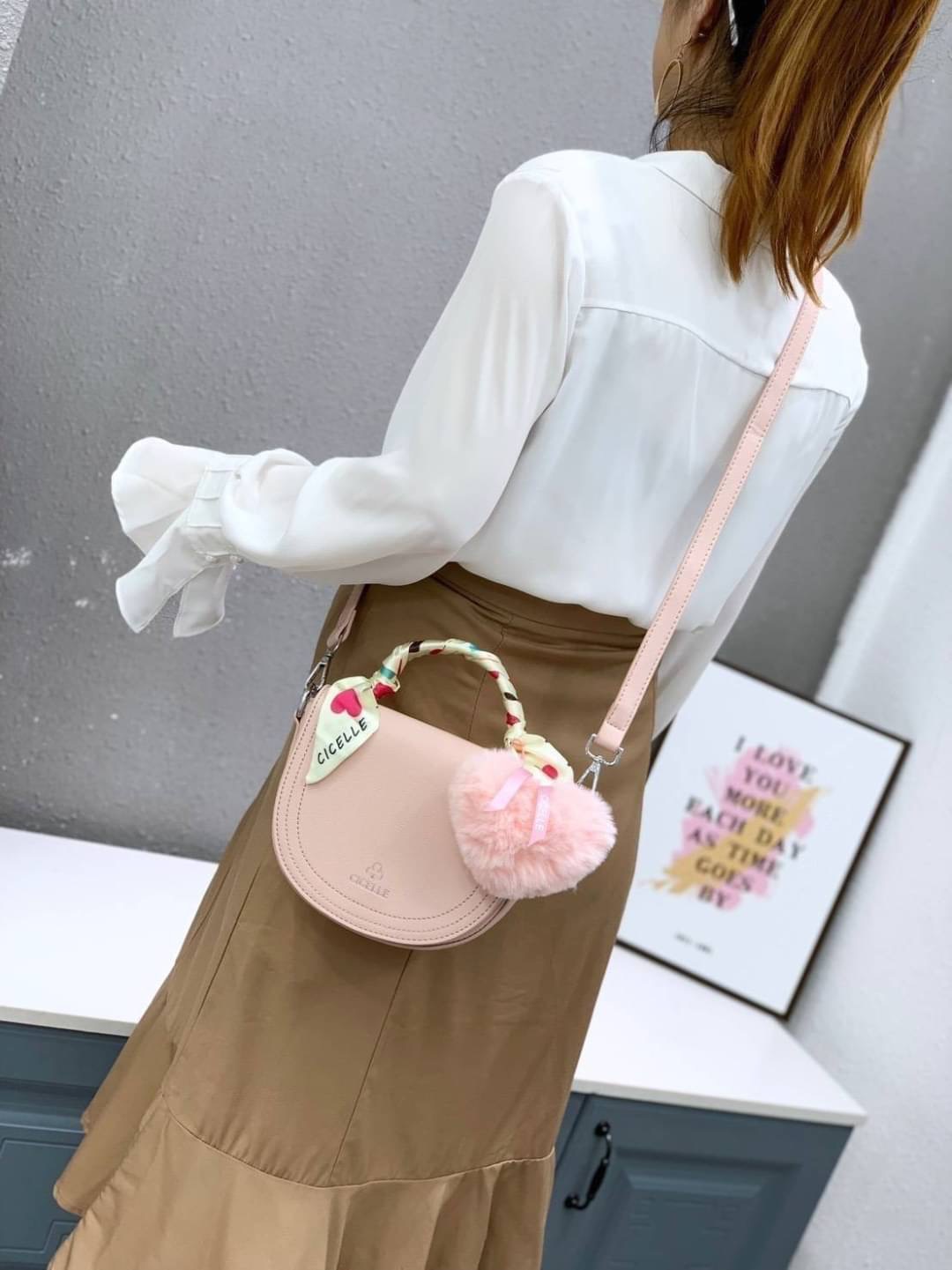 รุ่นแม่หนิง พร้อมส่ง กระเป๋าแบรนด์ CICELLE (ซี-เซล) สไตล์ Modern Luxury รุ่นแม่หนิง 🎀หนัง PU PREMIUM 🎀หนังเรียบเนียนสวยมากค่ะ 🎀มีสายสะพายยาวปรับระดับได้