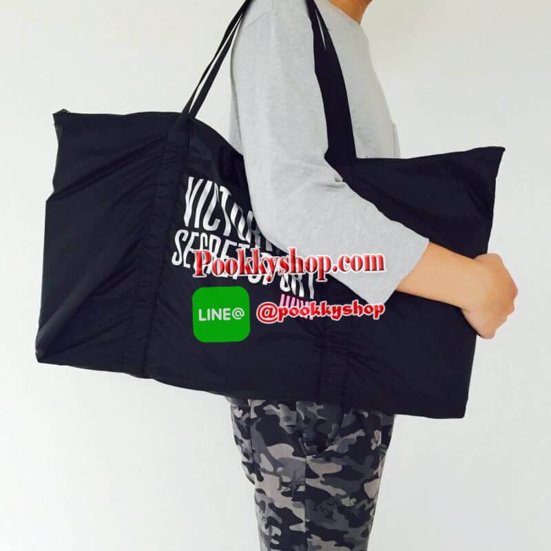 VICTORIA'S SECRET SPORT TOTE GYM BAG กระเป๋าถือเดินทางใบใหญ่สไตล์สปอร์ต วัสดุไนล่อนเนื้อดี ภายในกว้าง จุสัมภาระได้เยอะ น้ำหนักเบา ด้านหน้าและหัวซิปสกรีนโลโก้แบรนด์ เปิดปิดด้วยซิปเดียวสะดวกใช้งาน พกพาสะดวก ออกทริป เล่นยิม เล่นโยคะ สัมภาระเยอะแค่ไหนก็ห