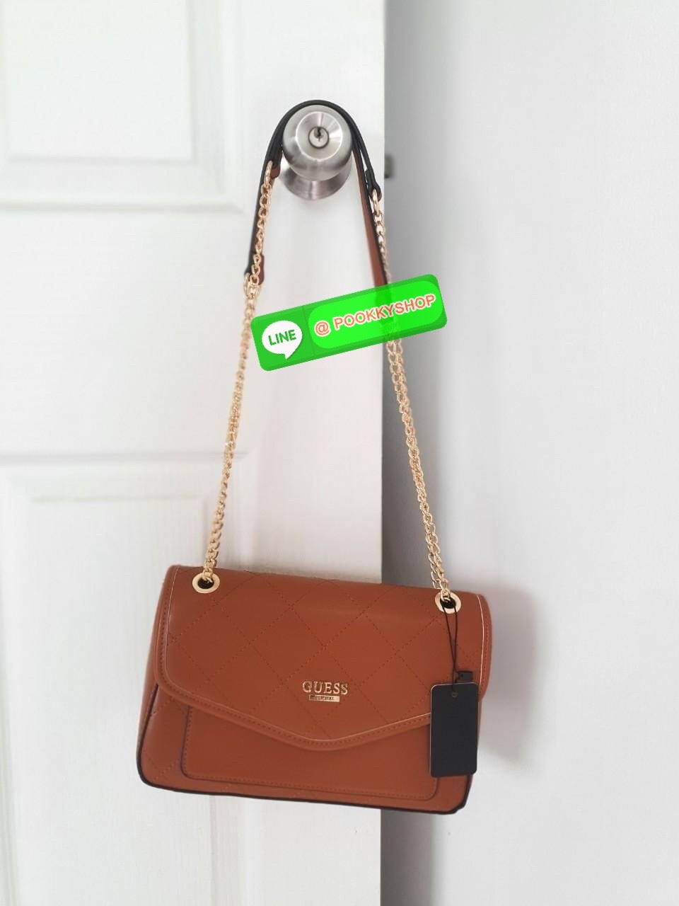 รุ่นใหม่ล่าสุด! พร้อมส่งครบสี GUESS ALENNA QUILTED FLAP CROSSBODY กระเป๋าสะพายไหล่&ครอสบอดี้ หนังสวยหรู อะไหล่ทอง เปิดปิดด้วยกระดุมแม่เหล็ก มีช่องเล็กด้านหน้าหนึ่งช่อง ด้านในใส่กระเป๋าสตางค์ยาว มือถือได้ทุกรุ่น พร้อมช่องซิปแยกให้ มาพร้อมสายสะพายไหล่ปรับได