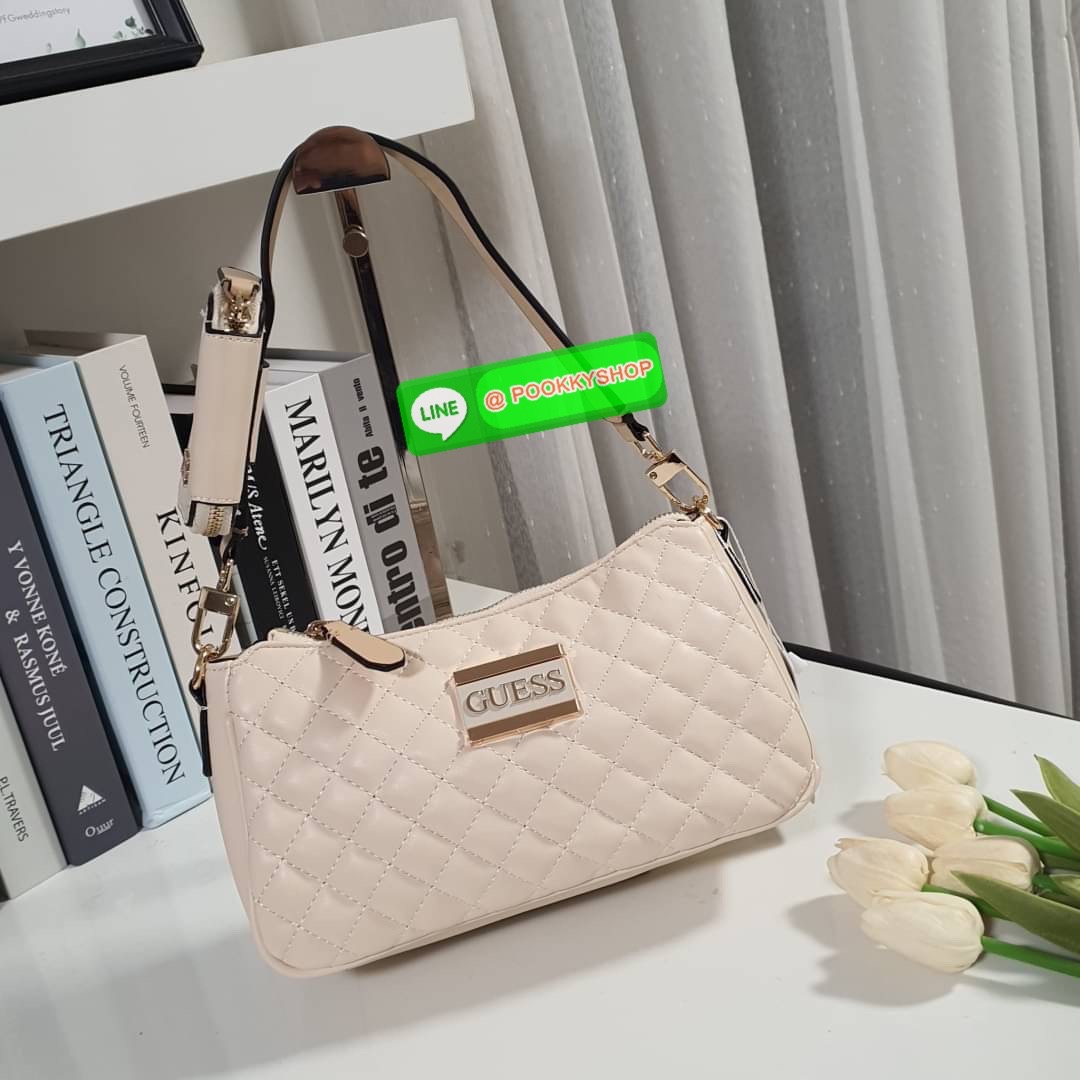 New Collection!! Guess woman’s Logo Cityy Handbag Bag กระเป๋าสะพายรุ่นใหม่ล่าสุด ทรงยอดนิยม มาพร้อมกระเป๋าใส่เหรียญสุดชิค ตัวกระเป๋าหนังนิ่มประดับโลโก้แบรนด์ เปิดปิดด้วยกระดุมซิปยาว ด้านในมีช่องโล่งกว้าง มีช่องใส่บัตร6ช่อง และช่องซิป มี ใส่กระเป๋าสตางค์ยา