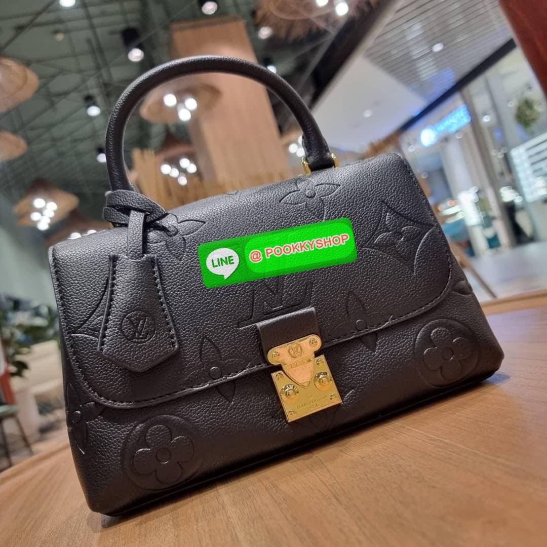 LV MADELEINE BAG ใหม่ล่าสุด อีกหนึ่งรุ่นคลาสสิคหายาก จากเคาน์เตอร์ dutyfree ที่สาวๆรอคอย กระเป๋าถือ/สะพายข้าง ดีไซน์เรียบง่าย แต่เต็มไปด้วยดีเทลความหรู วัสดุหนังวัวปั๊มลายเอกลักษณ์ เปิด‐ปิดด้วยอะไหล่กดล็อคสีทองหรู และมีพวงหนังห้อยพิเศษแถมมาให้ด้วย ภายในแบ