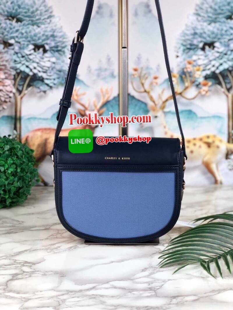 New arrival! 2019 CHARLES & KEITH RING BUCKLE SADDLE CROSSBODY BAG รุ่ยใหม่ชนช็อป!!! กระเป๋าสะพายข้าง/ครอสบอดี้อยู่ทรง วัสดุหนังตัดผ้าด้สนหน้า ด้านหลังมีช่องใส่ของได้เล็กน้อย เปิดปิดด้วยตัวล็อกดันขึ้น ด้านในเป็น 2 ช่องใหญ่ ใส่ของได้พอสมควรค่ะ เช่น iPhone