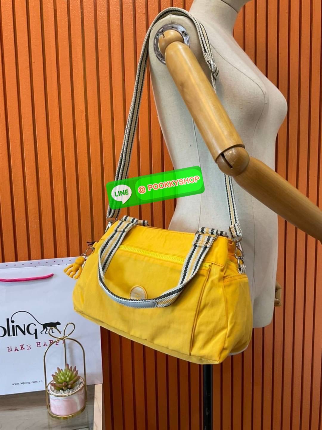 Kipling Damen Orelie Henkeltasche รุ่น K15257 กระเป๋าถือ/สะพาย Crossbody ขนาดกำลังดี หูกระเป๋ายาวสามารถคล้องบ่าได้ วัสดุpolymode100% ผ้ากันน้ำ กระเป๋ามีน้ำหนักเบา มีช่องซิป ด้านหน้า และ ด้านหลัง ภายในแบ่งเป็น 3 ช่องหลักใช้งาน ช่องซิปกลางแยกเป็นสัดส่วน จุข