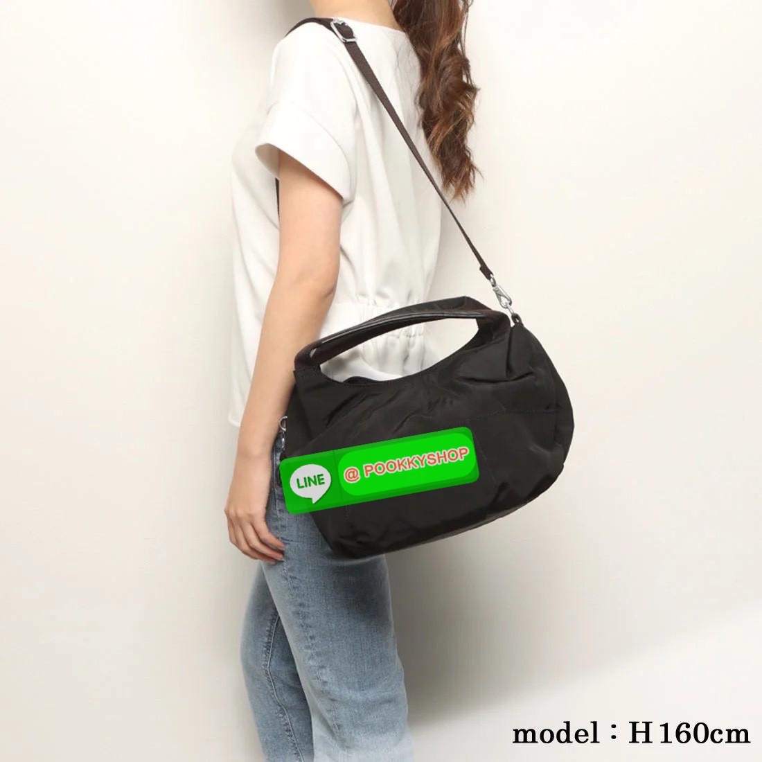 💕Kipling Aliana Shoulder Bag เป็นกระเป๋าสะพายไหล่ดีไซน์เรียบหรูที่ลงตัวทั้งสไตล์และการใช้งาน มาพร้อมช่องหลักปิดเปิดด้วยกระดุมแม่เหล็ก ช่องด้านในมีช่องแยกใช้การใช้งานหลายช่องอย่างชัดเจน รวมทั้งยังมีช่องที่ซ่อนอยู่ภายนอก มาพร้อมสายสะพายปรับฟรีไซส์ เ