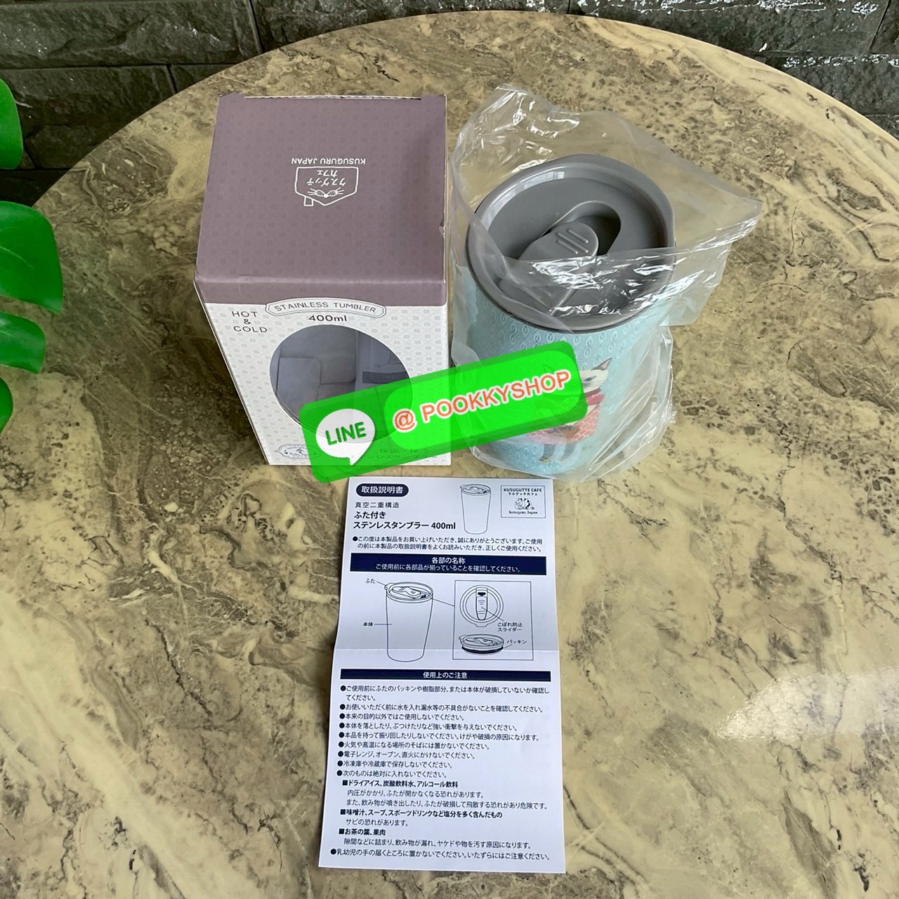 kusuguru Japan Stainless Tumbler Cup แก้วน้ำสแตนเลส ปริมาณสุทธิ 400 ml มาพร้อมกับลายแมวญี่ปุ่นน่ารักๆ แก้วพิมพ์ลาย แมว 2 ด้าน ด้านหน้า และ ด้านหลังแก้วค่ะ เก็บความร้อนเย็นได้ยาวนาน 12 ชม. มีฉนวนกันร้อน/เย็น โครงสร้างคู่สูญญากาศ มีฝาปิด แถบเลื่อนป้องกันน้ำ