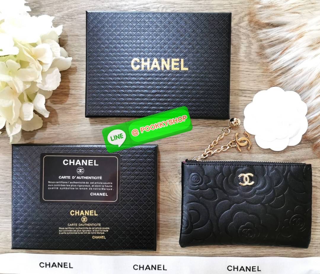Don't Miss! New Arrival! Chanel Clutch Bag VIP Gift With Purchase (GWP) จาก Chanel Cosmetic Counter วัสดุหนังเรียบลายดอก Camellia สวยหรูเปิดปิดด้วยซิปสะดวกใช้ ด้านหน้าประดับโลโก้แบรนด์อะไหล่ทอง ภายในมีโลโก้ เเถบ Not for sale มีช่องใส่บัตรหลายช่องสามา