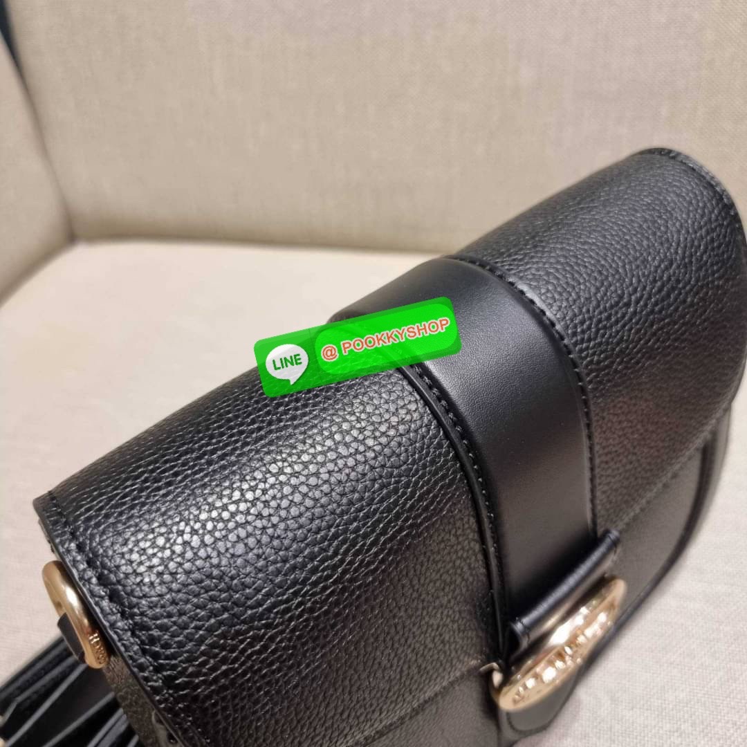 COACH C3593 GEORGIE SADDLE BAG IN COLORBLOCK SIGNATURE CANVAS WITH RIVETS ยกระดับความหรูให้กับตัวเองกันหน่อย ด้วยกระเป๋ารุ่นนี้!! ครอสบอดี้ที่ดีไซน์หรู อัพเลเวล ในราคาที่จับต้องได้ วัสดุหนังแคนวาสเคลือบสลับหนังเรียบ พิเศษไปอีกตกแต่งขอบด้วยหมุด เพิ่มดีเทลก