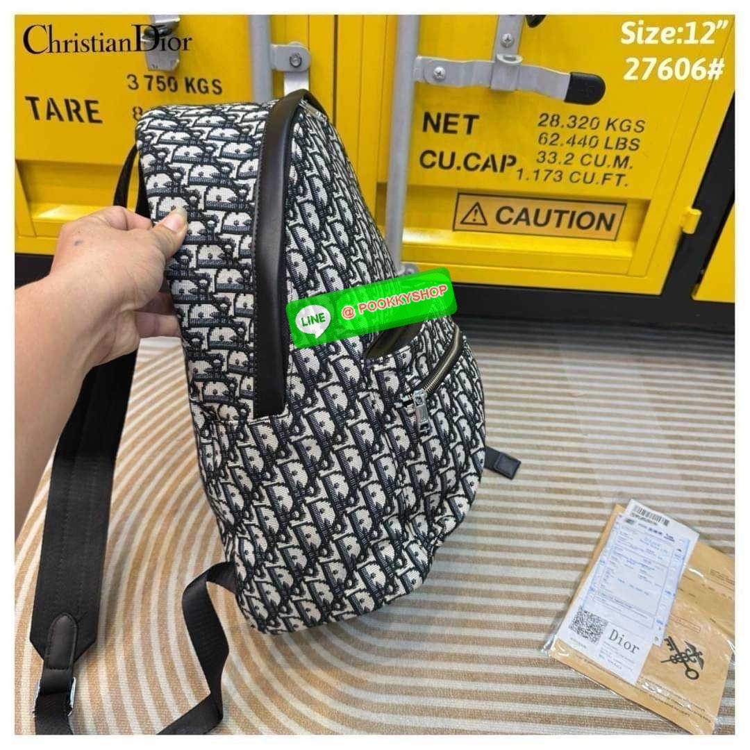 DIOR Rider Backpack Oblique Jacquard กระเป๋าเป้คอลใหม่สวยเด่นเป็นเอกลักษณ์ ด้วยงานผ้าแจ็คการ์ดตามแบบฉบับแบรนด์ที่ทันสมัย Best seller Unisex ของงานเป้จริงๆ ใช้ได้ทั้งหนุ่มๆและสาวๆ