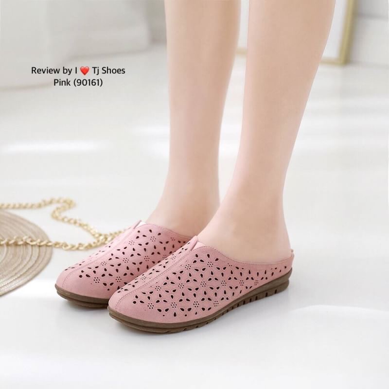 พร้อมส่งรองเท้าเพื่อสุขภาพ ที่ทั่งเกร๋ทั้งน่ารักสุดๆ รองเท้ารุ่นนี้เป็นงานสั่งทำพิเศษ หนังนิ้มนิ่ม ฉลุลายน่ารักๆ มีรูระบายอากาศใส่แล้วเท้าไม่อับ น้ำหนักเบา ใส่นุ่มเดินทั้งวันได้สบายมากๆ ส้นยางเกรดพรีเมี่ยมอย่างดี แมทกับชุดอะไรก็เกร๋ เป็นรุ่นแนะนำ ซื้อไปรั