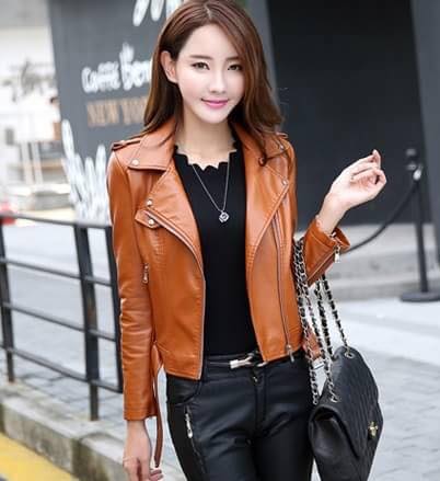 เสื้อผ้าแฟชั่นนำเข้า : เสื้อแจ็คเก็ต เสื้อหนังแฟชั่น พร้อมส่ง สีน้ำตาล ตัวสั้น หนัง PU คุณภาพงานพรีเมี่ยม งานเหมือนแบบ 100 % ค่ะ คอปกโฉบเฉี่ยว แขนยาว แต่งซิบรูดปลายแขน สุดเท่ห์ แต่งสายคาดเอวสุดเก๋