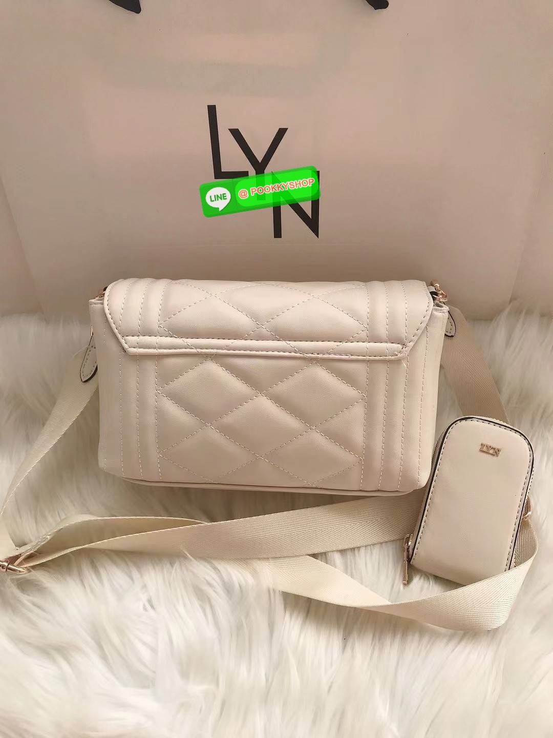 กระเป๋า Lyn สะพายข้าง คอลเล็คชั่นใหม่ มีใบลูกด้วยนะคะ สายสะพาย sport สามารถปรับระดับได้ค่ะ ด้านในใบแม่แบ่งเป็น 2 ช่องใช้งาน