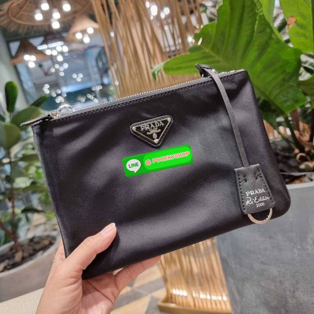 PRADA RE-EDITION 2000 RE-NYLON SHOULDER BAG ไอเท็มสุดโปรด unisex กระเป๋าสะพายข้าง ดีไซน์เรียบง่าย แต่มีความหรูในตัว รูปทรงพกพาสะดวก หยิบใช้ได้ในทุกๆวัน อีกหนึ่งคอลเลคชั่นขายดี วัสดุผ้าไนล่อนคุณภาพ พร้อมใบลูก ไว้ใส่เหรียญ ใส่กุญแจได้สารพัด เปิด-ปิดด้วยซิปห