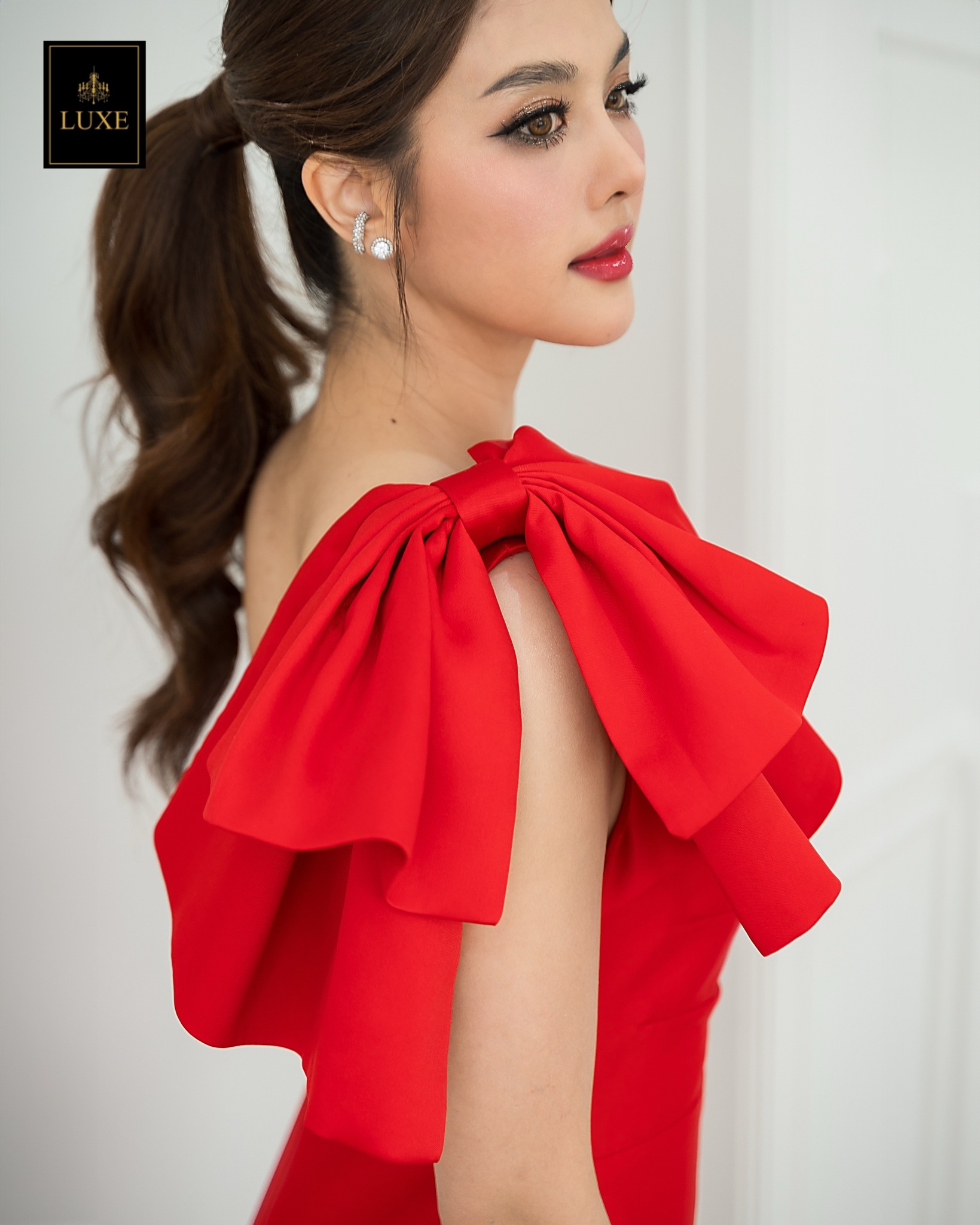 เดรสแฟชั่น เดรสเสื้อไหล่เดียวแขนกุด กระโปรงยาวทรงตรง แต่งโบว์ไซส์ใหญ่ที่ไหล่ขวา