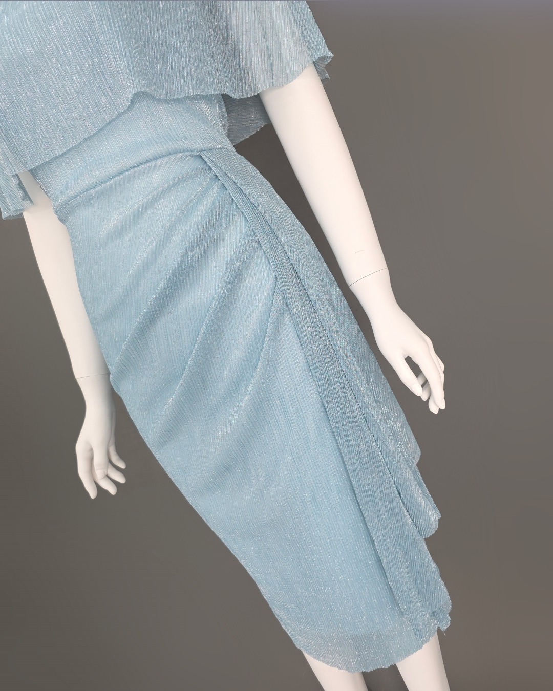 เดรสแฟชั่น เดรสเสื้อคอกลมแขนกุด ดีเทลเป็นเสื้อคลุมไหล่ในตัว