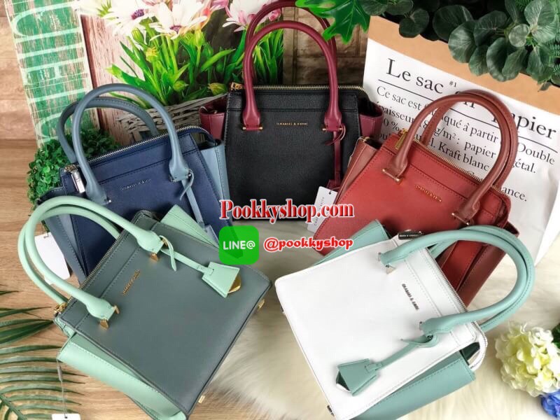NEW!! รุ่นใหม่ชนช็อป CHARLES & KEITH TOP HANDLE TRAPEZE BAG กระเป๋าถือ/สะพายอยู่ทรง รุ่นนี้เล่นดีเทลตัวกระเป๋าสองสี มีปั๊มโลโก้แบรนด์ พร้อมพวงกุญแจหนัง รุ่นนี้มีหมุดรองฐาน 4 มุม เปิดปิดด้วยซิป จุของได้ดี๊ดี น้ำหนักเบา มาพร้อมสายสะพายยาวถอดและปรับสายได้เหม